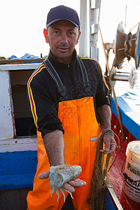 在船上抓鱿鱼的渔夫图片