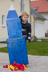 自制火箭的男孩图片