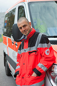救护车前面微笑的救护员图片