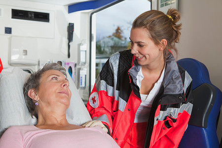 救护车女人关心病人图片