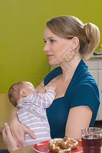 年轻妇女母乳喂养婴儿背景图片