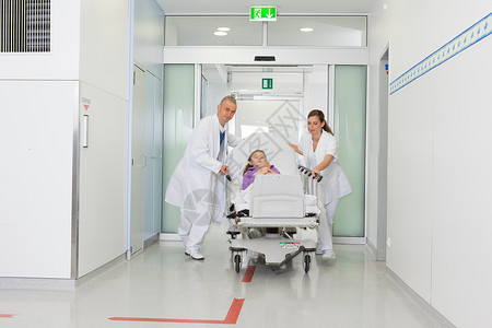 医生和护士推着病床上的女孩走图片