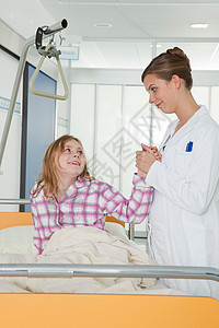 护士牵着女孩的手图片