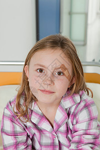 医院病床上受伤的女孩图片