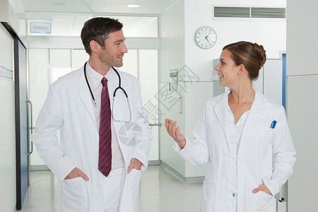 护士和医生在大厅里讨论图片