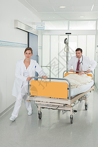 护士和医生在大厅推床图片