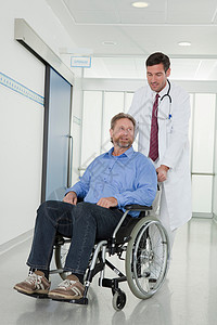 医生推着坐轮椅的病人图片