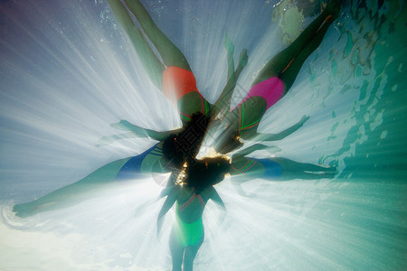 同步游泳运动员的水下拍摄图片