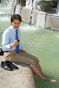 商人在喷泉里打手机图片