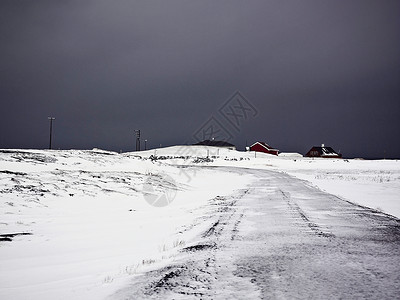 白雪皑皑的乡村公路上图片