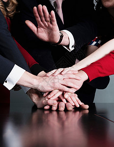 业务团队的特写镜头将他们的手放在彼此之上背景图片
