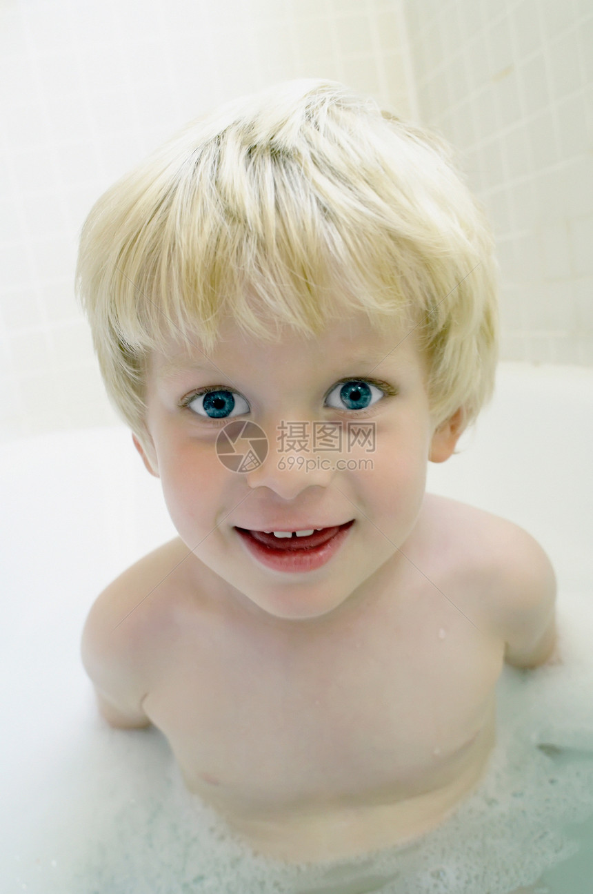 洗澡男孩的肖像图片