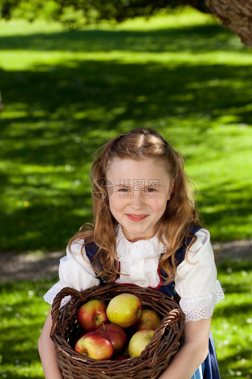 抱着篮子里装满苹果的女孩图片