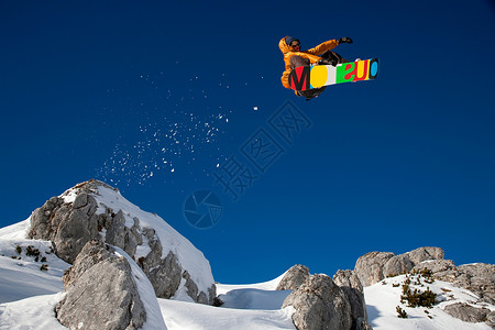 滑雪板运动员滑雪运动员危险的自由跳跃背景