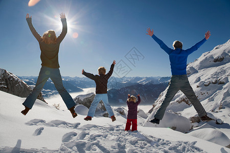 欢乐家庭在冬山跳跃图片