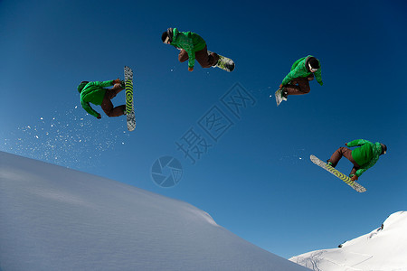 转身身身滑雪运动员空中的自由跳跃背景