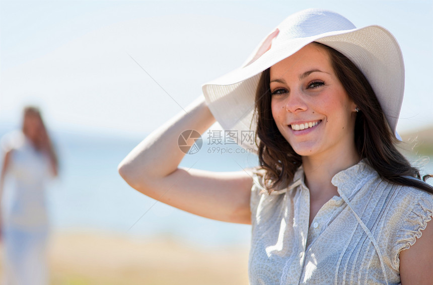 戴太阳帽的女人图片