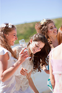 新娘和朋友喝香槟图片