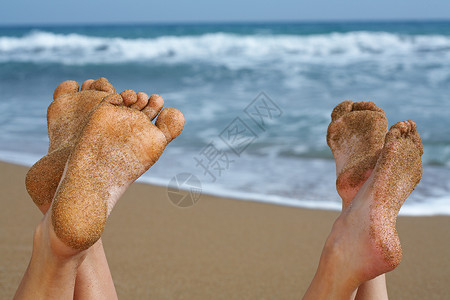 沙滩上的两双沙脚图片