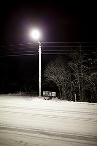 夜间雪地路上的路灯图片