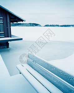 冰雪覆盖的长凳和地面图片