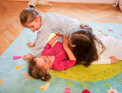 女孩们一起在地毯上玩耍图片