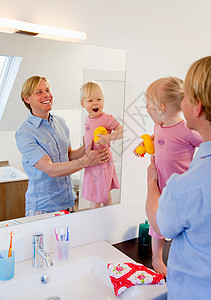 父亲和女儿在浴室图片