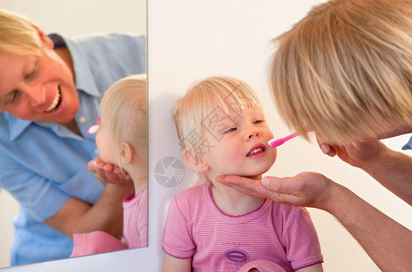 父亲给女儿刷牙图片