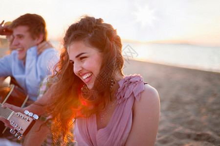 沙滩上微笑的女人背景图片