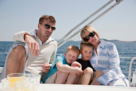 一家人坐在游艇上高清图片