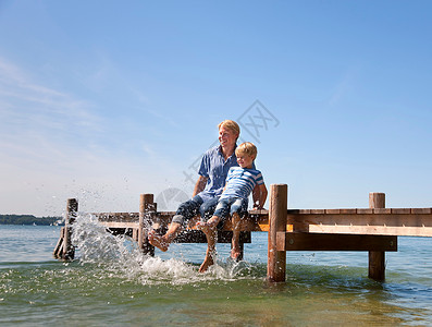 父亲和儿子玩水高清图片