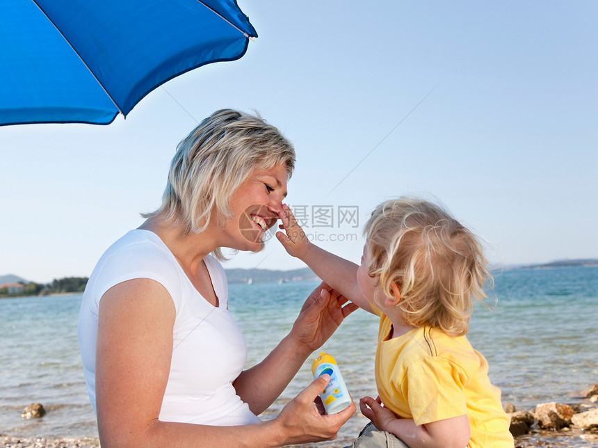 海滩上的母子图片