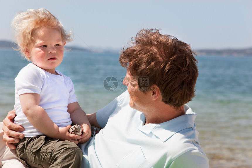 爸爸和儿子在海滩上图片