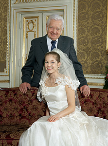 老年人婚纱新娘和父亲微笑的肖像背景