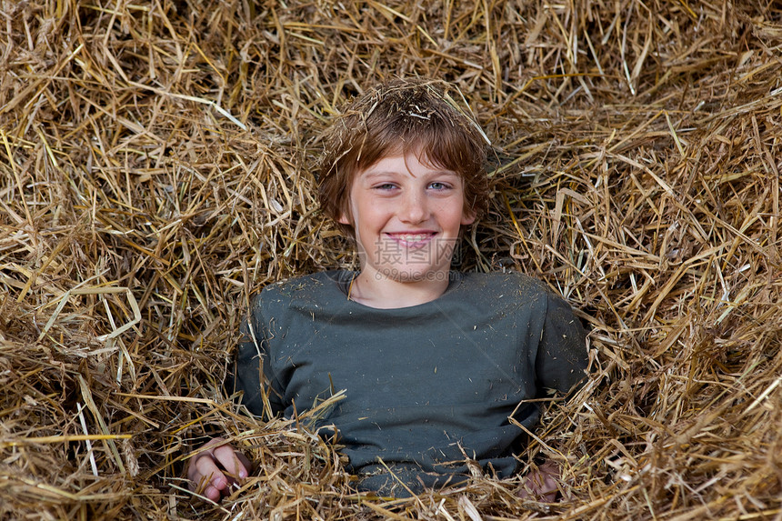 干草里的男孩微笑图片