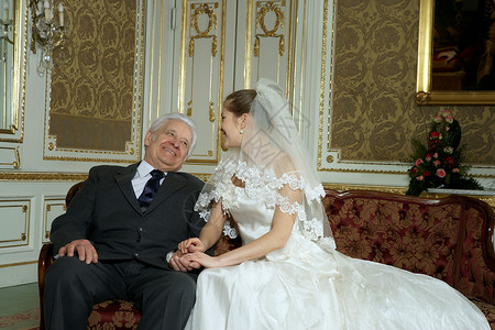 老年人婚纱新娘和父亲微笑背景