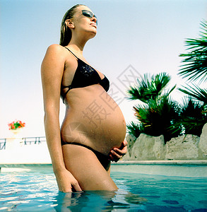 站在泳池里的孕妇图片