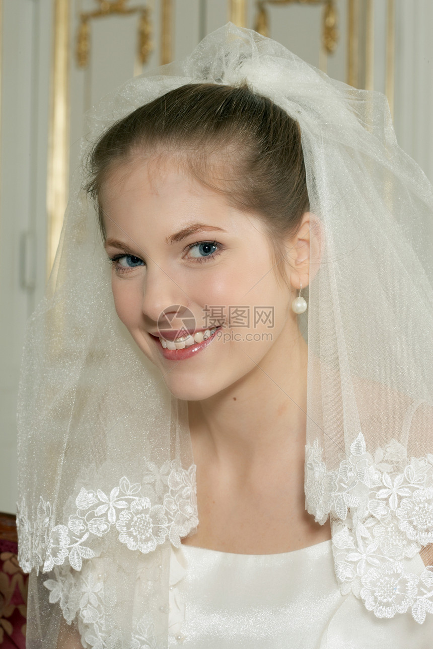 年轻新娘微笑图片