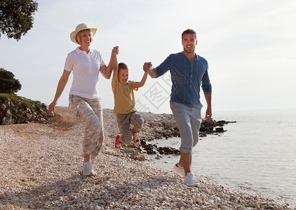 一家人在海滩上和跳子图片