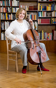 孕妇拉大提琴背景图片