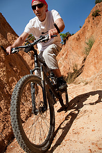 峡谷里的山地自行车手图片