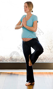 做瑜伽练习的孕妇图片