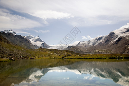高山景观湖泊冰川小屋图片