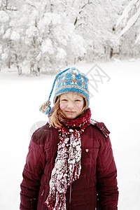 雪地里的女孩图片