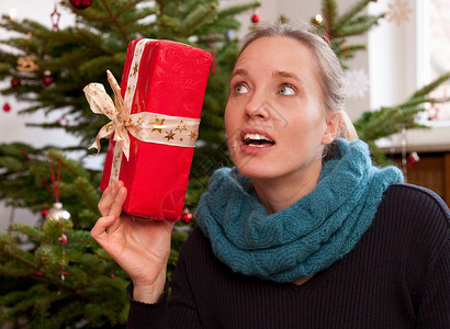 手拿圣诞礼物的女人图片