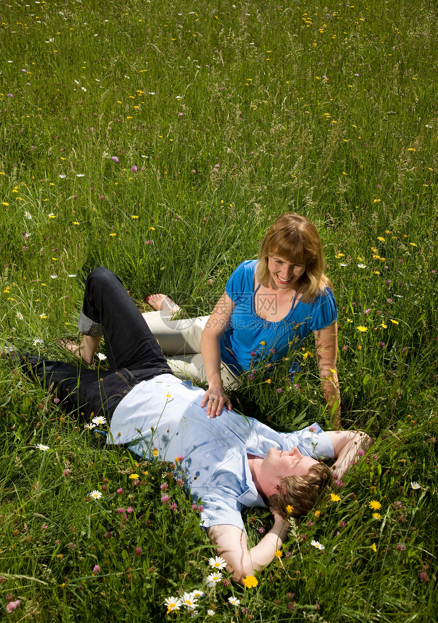 男人和女人躺在花丛中图片