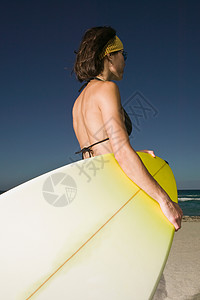 带冲浪板的女人图片