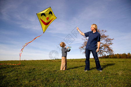 放风筝的男孩男孩和父亲放风筝背景