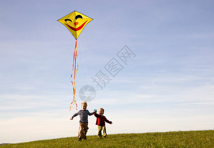 分享生活素材两个男孩放风筝背景