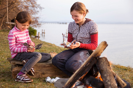 两个女孩野餐包土豆烧烤图片